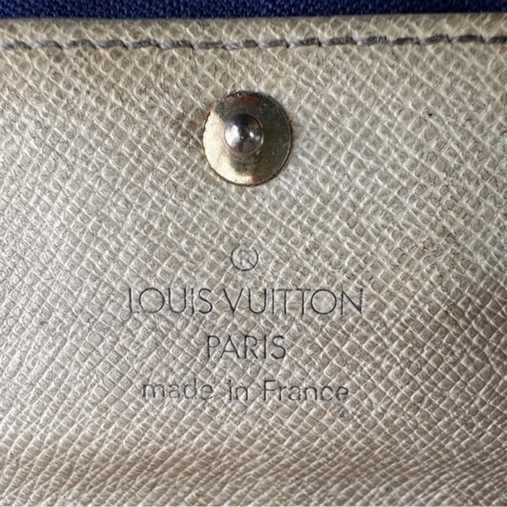 AUTHENTIC Louis Vuitton Damier Azur Multicles Key Holder. Holds 6 keys. - Picture 9 of 10